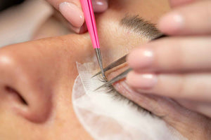 Wimperextensions Behandeling met Lash Tweezer Luxury Lashes