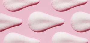 Wimperextensions Lash Foam op een roze achtergrond