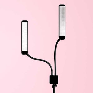 Wimperextensions Verlichting LuxLight op een roze achtergrond.