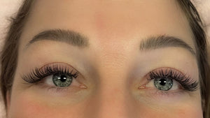 After Close Up van groen grijze ogen voor one by one wimperextensions B krul