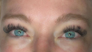 After Close Up van blauwe ogen voor one by one wimperextensions D krul