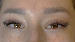 After Close Up van bruine ogen voor one by one wimperextensions L krul