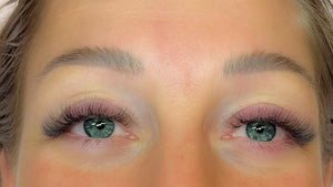 After Close Up van groen grijze ogen voor volume wimperextensions C krul