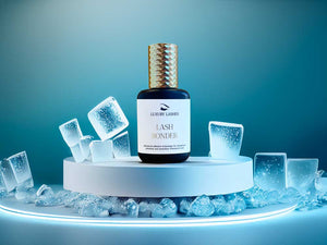 Luxury Lashes wimperextensions Lash Bonder flesje op witte standaard met ijsblokjes tegen blauwe achtergrond -retentiebooster.