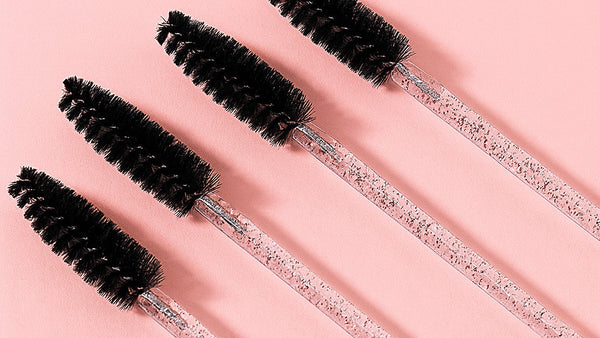 Hoe gebruik je een wimperborstel?