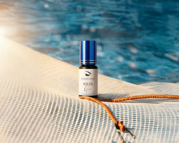 Luxury Lashes Soleil Glue voor wimperextensions op luxe strandbed bij turquoise zwembad in zomerse beach setting.