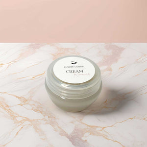 Wimperextensions Cream Remover van Luxury Lashes op een roze marmeren achtergrond.