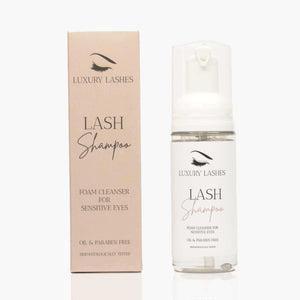 Wimperextensions shampoo van Luxury Lashes, fles en verpakking productfoto op wit.